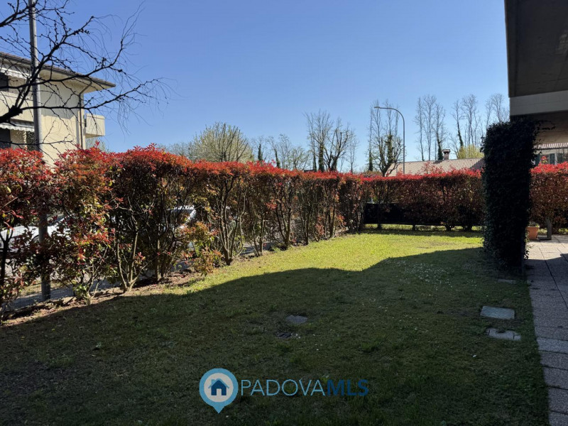 CON GIARDINO PRIVATO. Scopri questo incantevole appartamento trilocale situato nel cuore di Vigod...