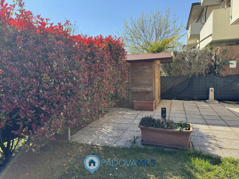 CON GIARDINO PRIVATO. Scopri questo incantevole appartamento trilocale situato nel cuore di Vigod...