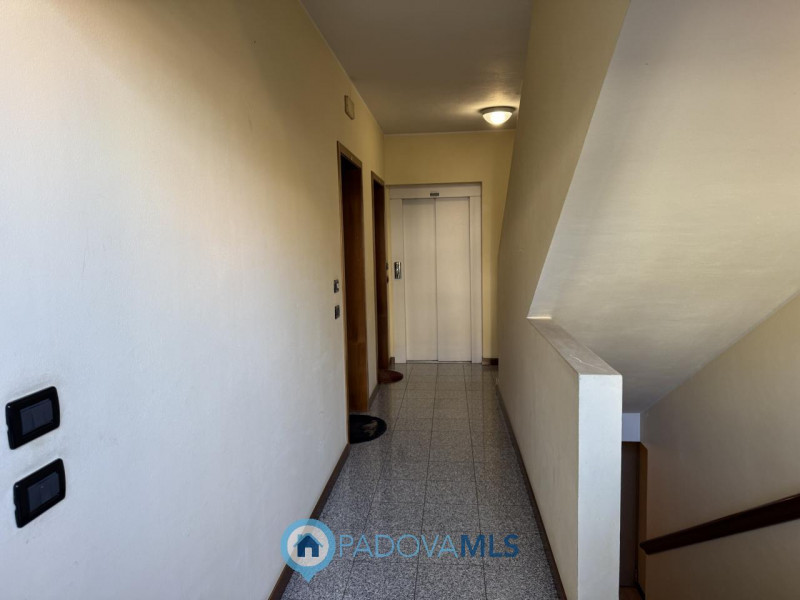 CON GIARDINO PRIVATO. Scopri questo incantevole appartamento trilocale situato nel cuore di Vigod...