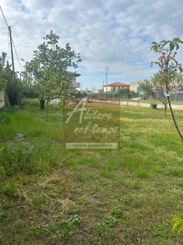 CITTADELLA (PD) Casa con magazzino e ampio giardino comoda al centro 

In posizione strategica, c...