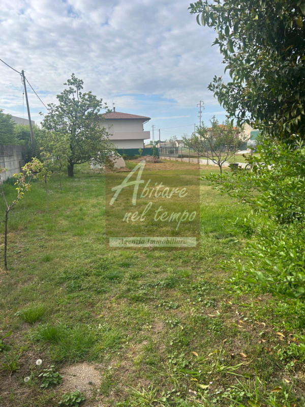 CITTADELLA (PD) Casa con magazzino e ampio giardino comoda al centro 

In posizione strategica, c...