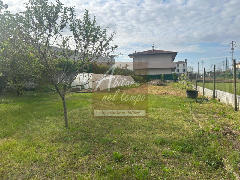 CITTADELLA (PD) Casa con magazzino e ampio giardino comoda al centro 

In posizione strategica, c...