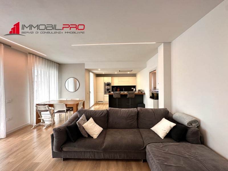 Se stai cercando qualcosa di più di un semplice tricamere, questa è la soluzione giusta.

In un c...