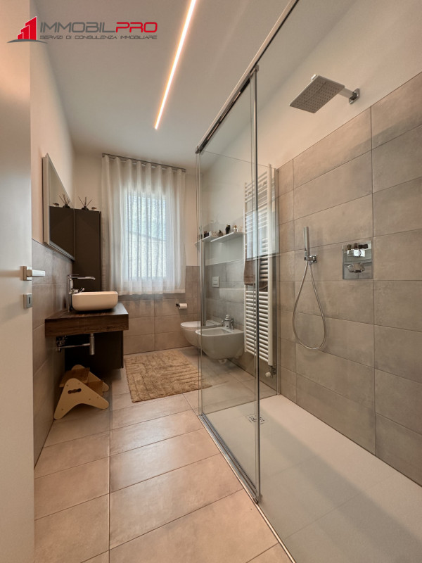 Se stai cercando qualcosa di più di un semplice tricamere, questa è la soluzione giusta.

In un c...