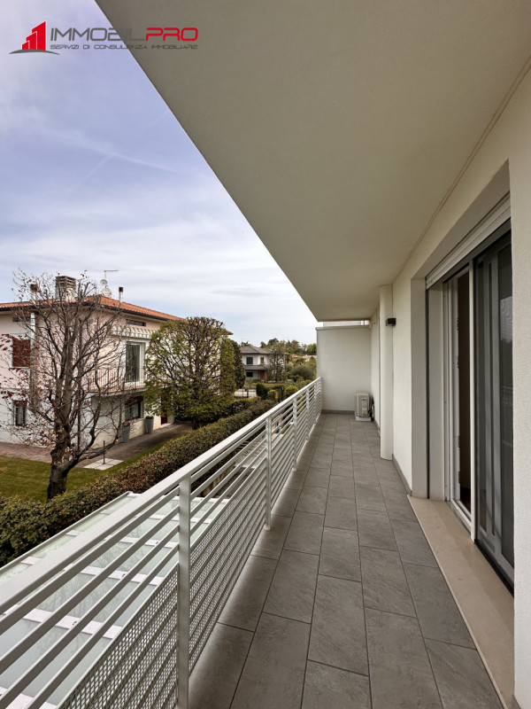 Se stai cercando qualcosa di più di un semplice tricamere, questa è la soluzione giusta.

In un c...