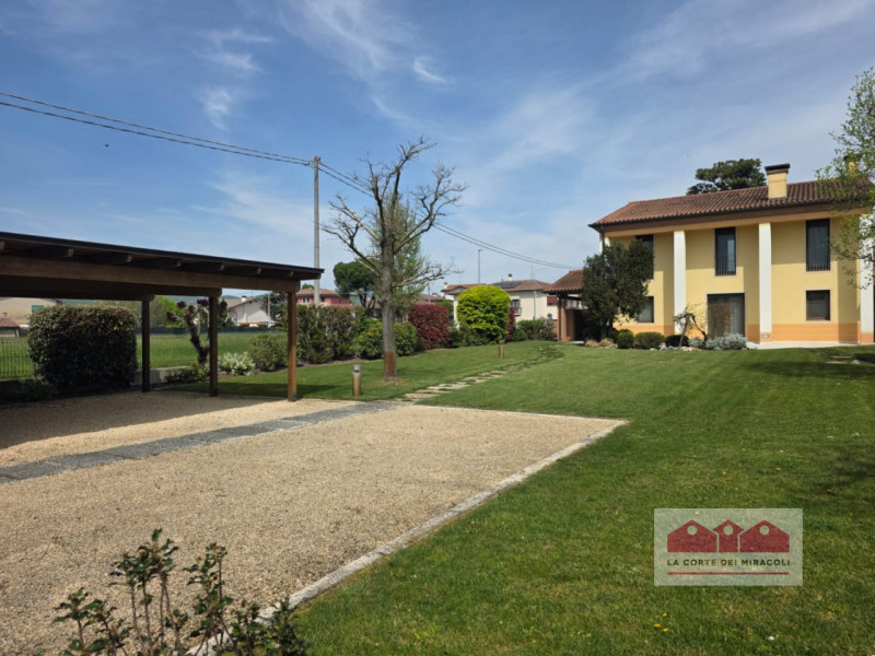 CASTEGNERO: VILLA COSTRUITA NEL 2006, ARREDAMENTO TUTTO SU MISURA, DUE LIVELLI, INGRESSO, STUDIO,...