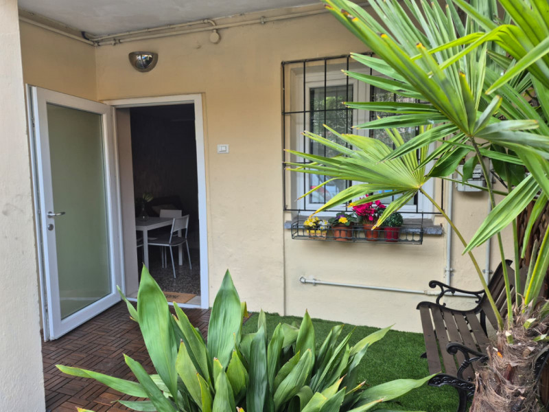 All’interno delle storiche mura del centro, in palazzina d’epoca recentemente ristrutturata, prop...