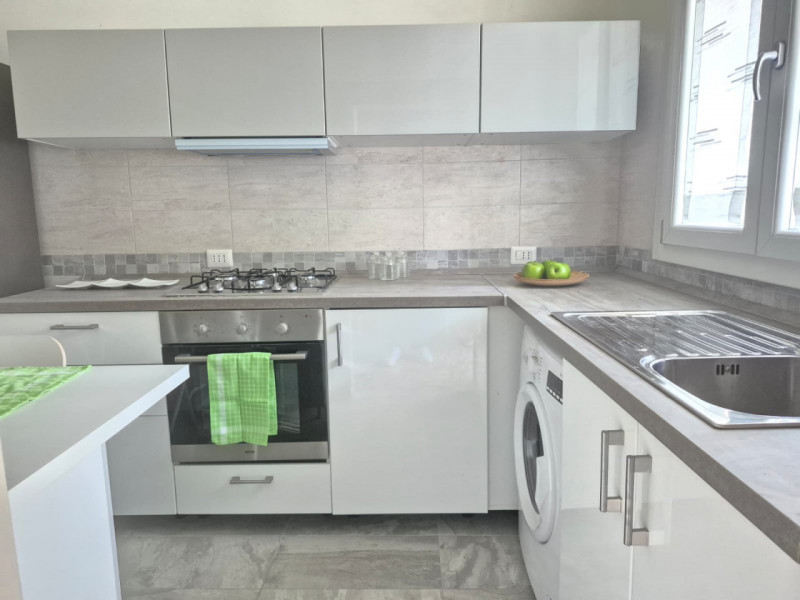 All’interno delle storiche mura del centro, in palazzina d’epoca recentemente ristrutturata, prop...