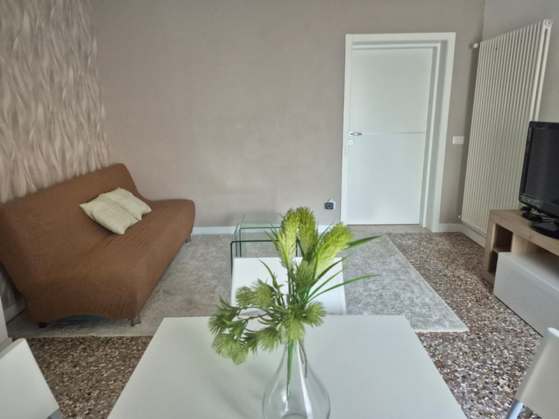 All’interno delle storiche mura del centro, in palazzina d’epoca recentemente ristrutturata, prop...