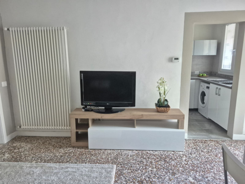 All’interno delle storiche mura del centro, in palazzina d’epoca recentemente ristrutturata, prop...