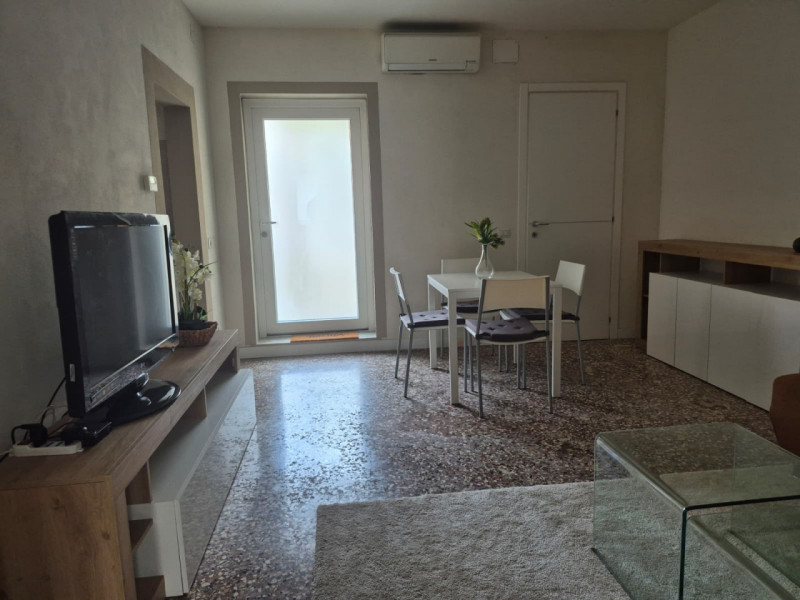 All’interno delle storiche mura del centro, in palazzina d’epoca recentemente ristrutturata, prop...