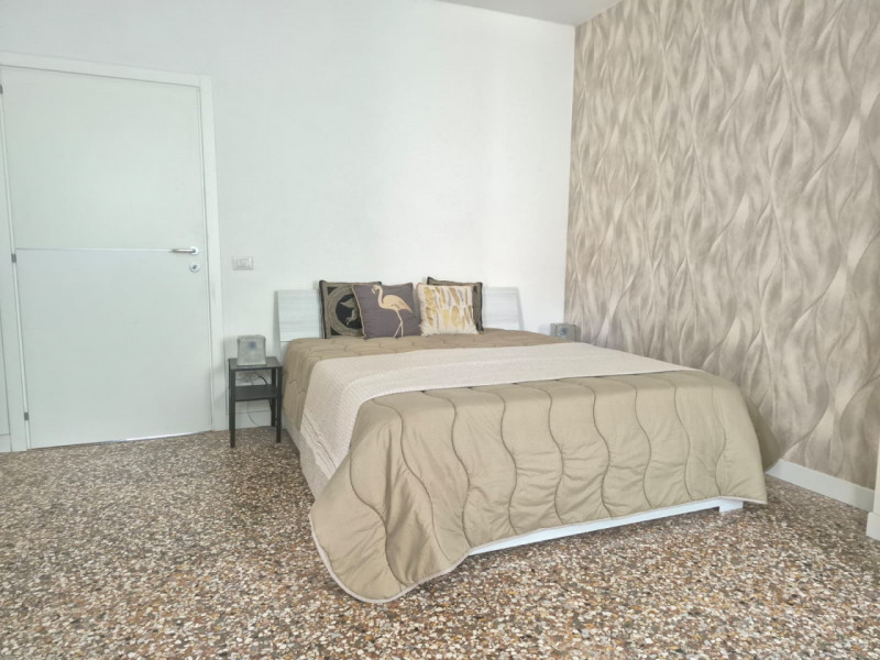 All’interno delle storiche mura del centro, in palazzina d’epoca recentemente ristrutturata, prop...