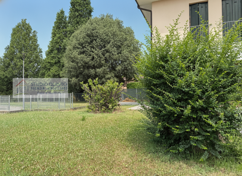 Proponiamo in vendita mini appartamento al piano terra, in buono stato, ideale per single, giovan...