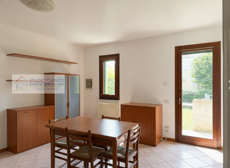Proponiamo in vendita mini appartamento al piano terra, in buono stato, ideale per single, giovan...