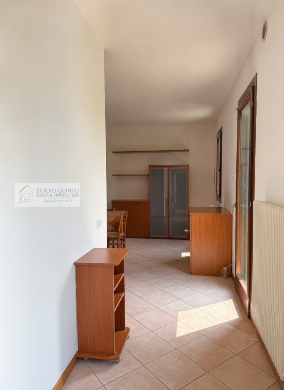 Proponiamo in vendita mini appartamento al piano terra, in buono stato, ideale per single, giovan...