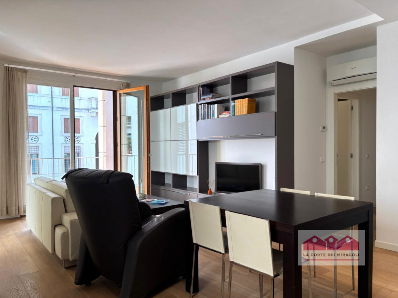 CENTRO STORICO: IN ELEGANTE PALAZZO, PIANO PRIMO INTERNO E SILENZIOSO, SOGGIORNO, CUCINA, UNA CAM...