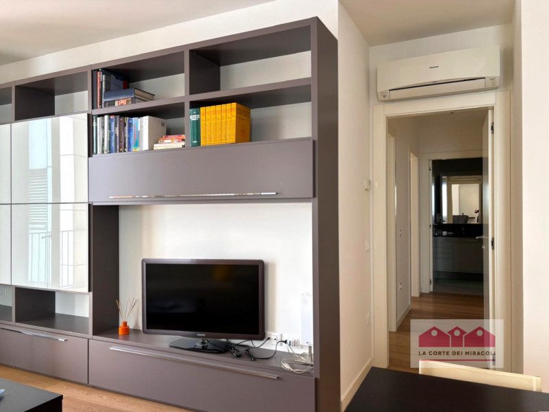 CENTRO STORICO: IN ELEGANTE PALAZZO, PIANO PRIMO INTERNO E SILENZIOSO, SOGGIORNO, CUCINA, UNA CAM...