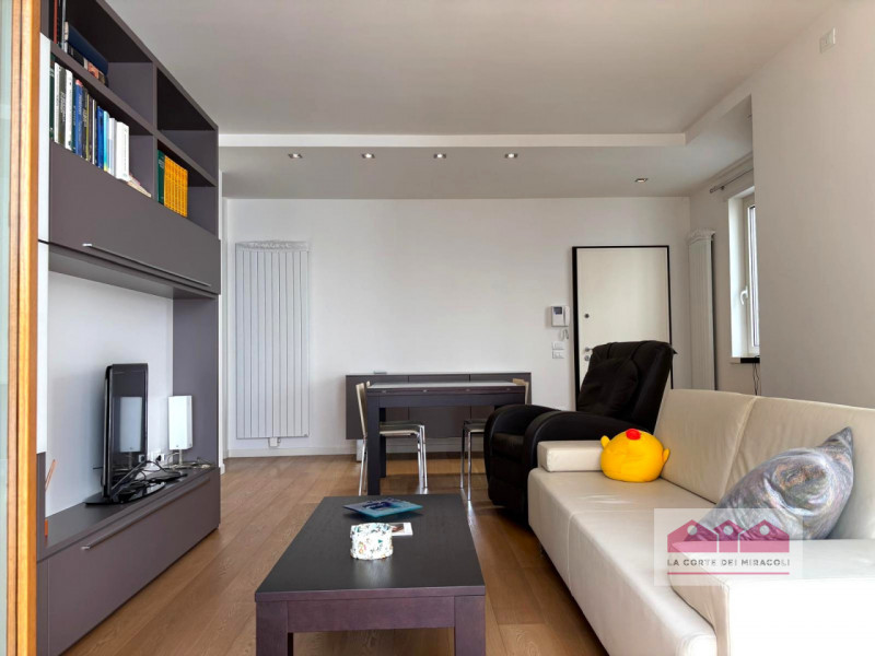 CENTRO STORICO: IN ELEGANTE PALAZZO, PIANO PRIMO INTERNO E SILENZIOSO, SOGGIORNO, CUCINA, UNA CAM...