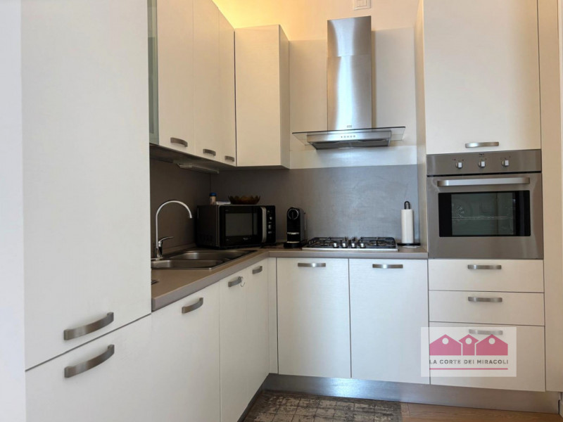 CENTRO STORICO: IN ELEGANTE PALAZZO, PIANO PRIMO INTERNO E SILENZIOSO, SOGGIORNO, CUCINA, UNA CAM...