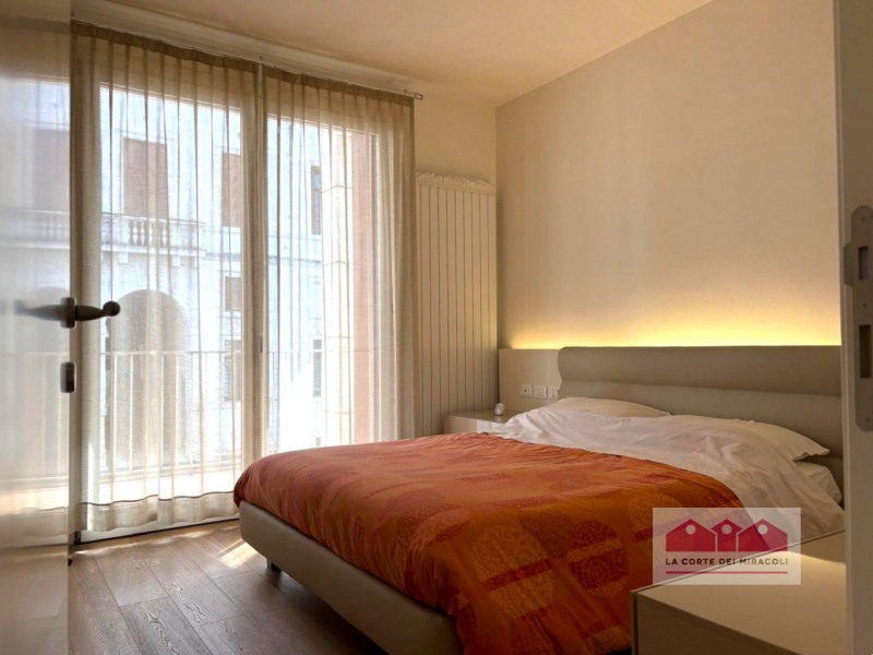 CENTRO STORICO: IN ELEGANTE PALAZZO, PIANO PRIMO INTERNO E SILENZIOSO, SOGGIORNO, CUCINA, UNA CAM...