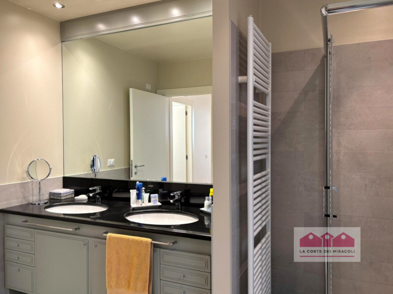 CENTRO STORICO: IN ELEGANTE PALAZZO, PIANO PRIMO INTERNO E SILENZIOSO, SOGGIORNO, CUCINA, UNA CAM...