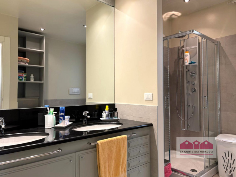 CENTRO STORICO: IN ELEGANTE PALAZZO, PIANO PRIMO INTERNO E SILENZIOSO, SOGGIORNO, CUCINA, UNA CAM...