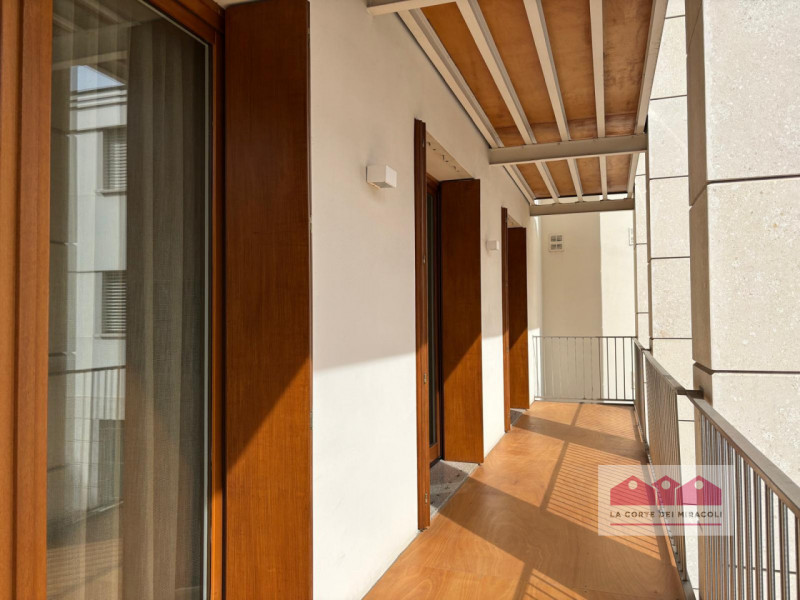 CENTRO STORICO: IN ELEGANTE PALAZZO, PIANO PRIMO INTERNO E SILENZIOSO, SOGGIORNO, CUCINA, UNA CAM...