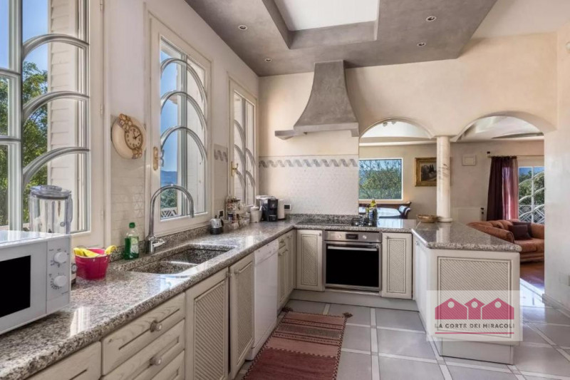 ARCUGNANO: VILLA CON TERRAZZO PANORAMICO, VERANDA E ACCESSO ALLA PISCINA CONDOMINIALE. RIF. 2256X...