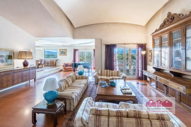 ARCUGNANO: VILLA CON TERRAZZO PANORAMICO, VERANDA E ACCESSO ALLA PISCINA CONDOMINIALE. RIF. 2256X...