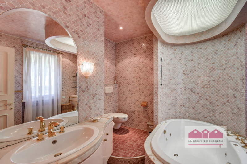 ARCUGNANO: VILLA CON TERRAZZO PANORAMICO, VERANDA E ACCESSO ALLA PISCINA CONDOMINIALE. RIF. 2256X...