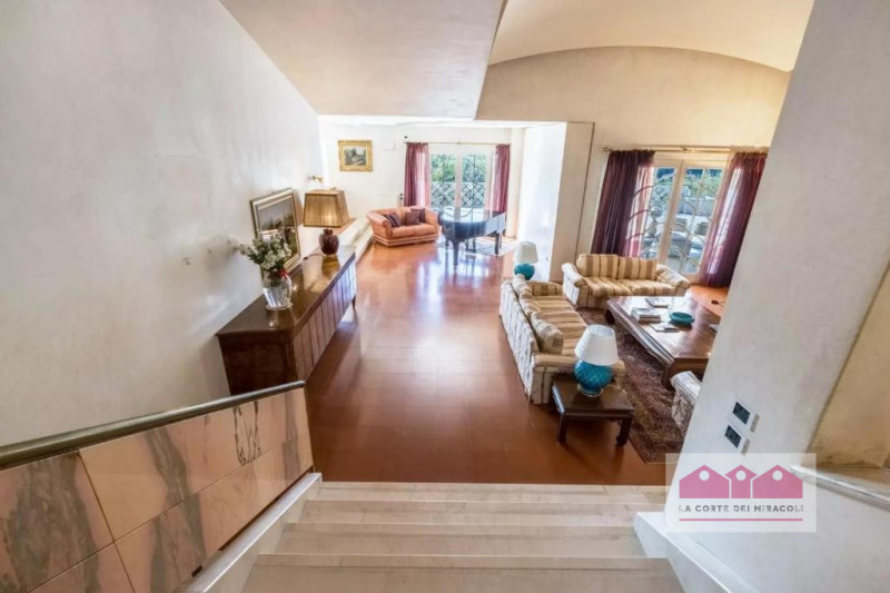 ARCUGNANO: VILLA CON TERRAZZO PANORAMICO, VERANDA E ACCESSO ALLA PISCINA CONDOMINIALE. RIF. 2256X...