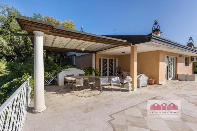 ARCUGNANO: VILLA CON TERRAZZO PANORAMICO, VERANDA E ACCESSO ALLA PISCINA CONDOMINIALE. RIF. 2256X...