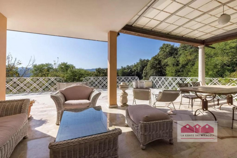 ARCUGNANO: VILLA CON TERRAZZO PANORAMICO, VERANDA E ACCESSO ALLA PISCINA CONDOMINIALE. RIF. 2256X...