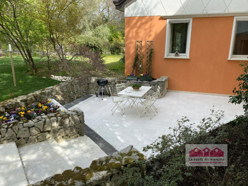 ARCUGNANO: VILLA CON TERRAZZO PANORAMICO, VERANDA E ACCESSO ALLA PISCINA CONDOMINIALE. RIF. 2256X...