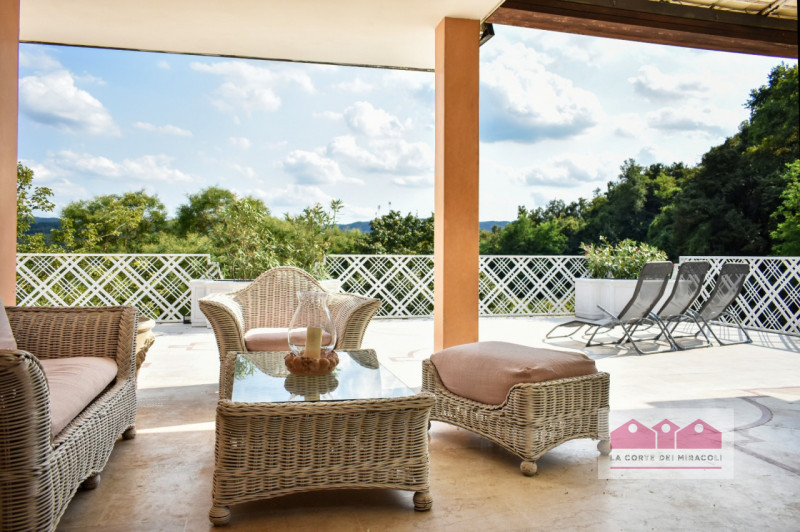 ARCUGNANO: VILLA CON TERRAZZO PANORAMICO, VERANDA E ACCESSO ALLA PISCINA CONDOMINIALE. RIF. 2256X...