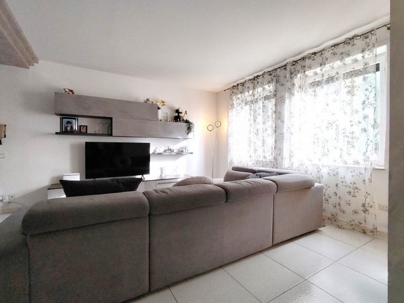Thiene, Via Marconi 123 - Bicamere ristrutturato al primo e ultimo piano. Richiesta € 119.000.Tra...