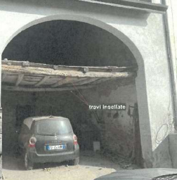 Rif. A.A.71-24

Vendita all'asta - abitazione unifamiliare su 2 livelli con garage e terreno in d...