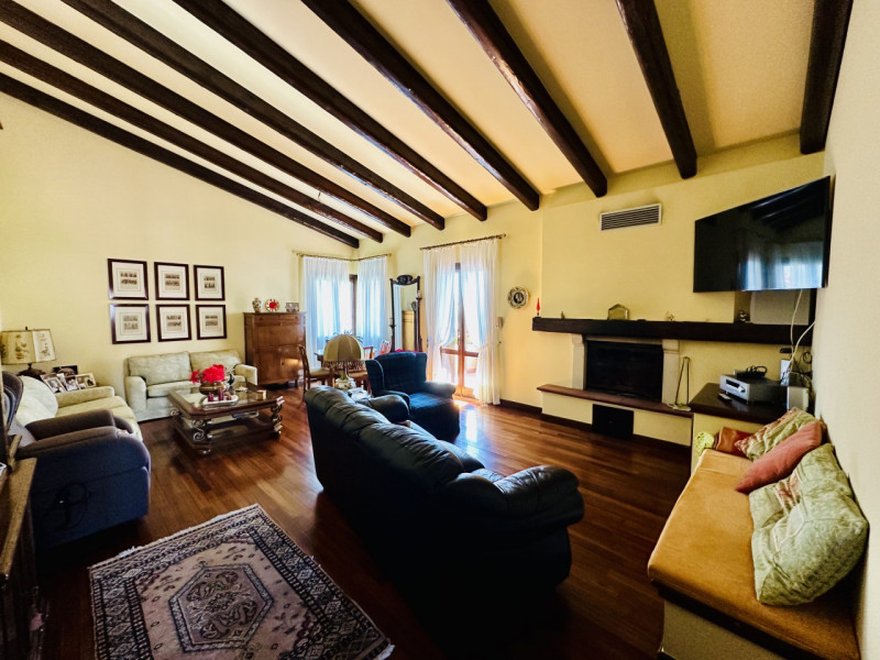 PIANEZZE S.L.: A pochi minuti dal centro di Marostica, in zona Pianezze, proponiamo in vendita un...