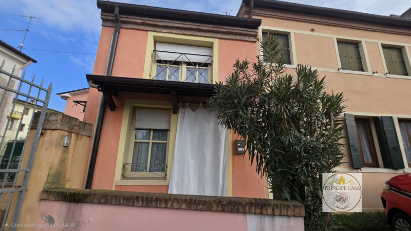 A pochi passi dal centro e situata in quartiere servito, proponiamo in vendita graziosa casetta a...