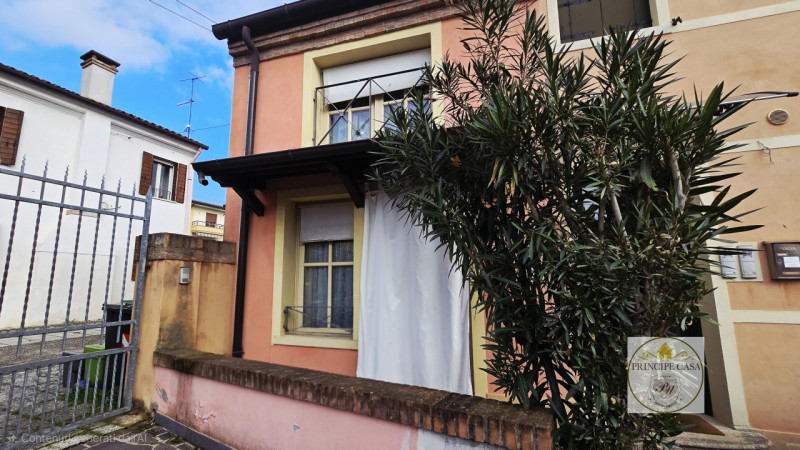 A pochi passi dal centro e situata in quartiere servito, proponiamo in vendita graziosa casetta a...