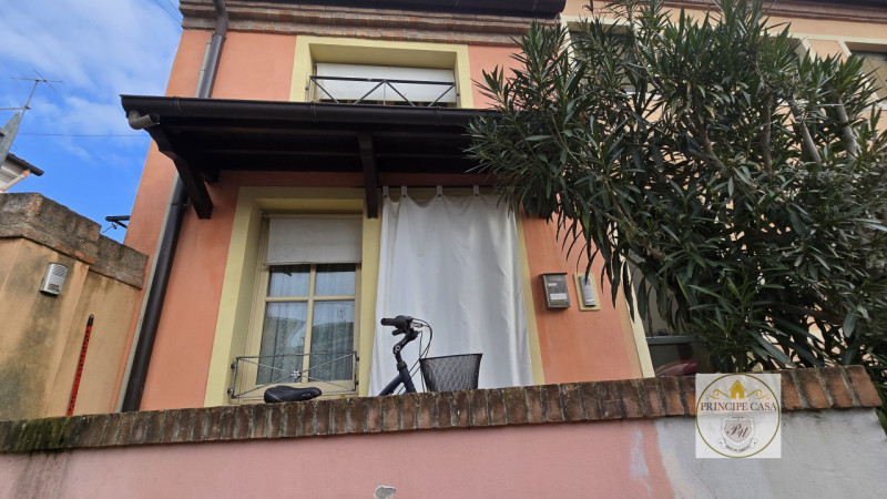 A pochi passi dal centro e situata in quartiere servito, proponiamo in vendita graziosa casetta a...