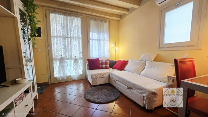 A pochi passi dal centro e situata in quartiere servito, proponiamo in vendita graziosa casetta a...