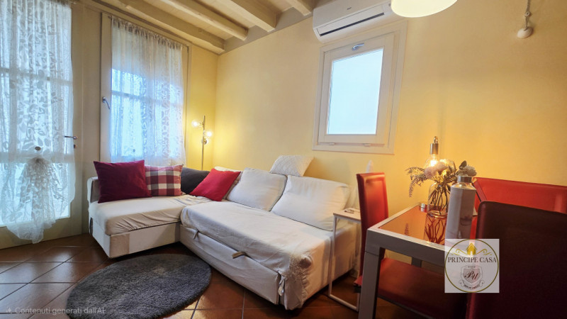 A pochi passi dal centro e situata in quartiere servito, proponiamo in vendita graziosa casetta a...