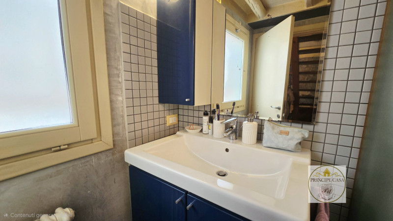 A pochi passi dal centro e situata in quartiere servito, proponiamo in vendita graziosa casetta a...