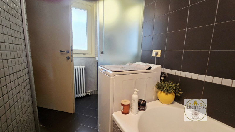 A pochi passi dal centro e situata in quartiere servito, proponiamo in vendita graziosa casetta a...