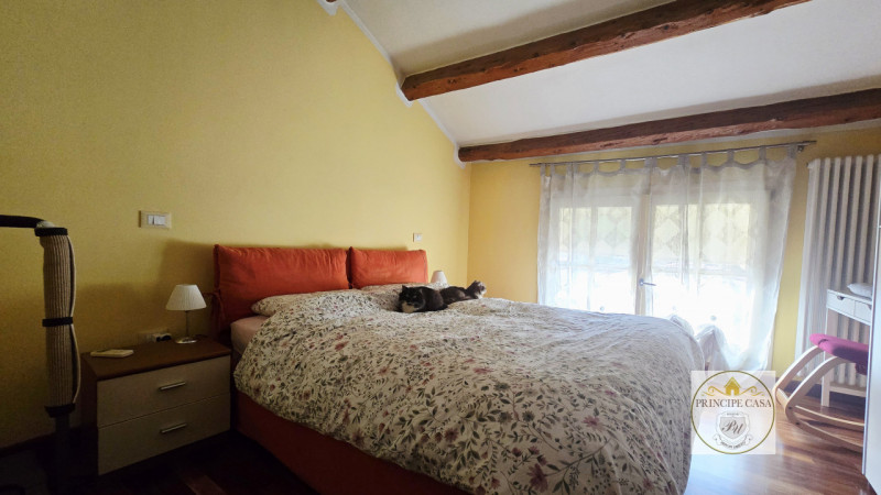 A pochi passi dal centro e situata in quartiere servito, proponiamo in vendita graziosa casetta a...