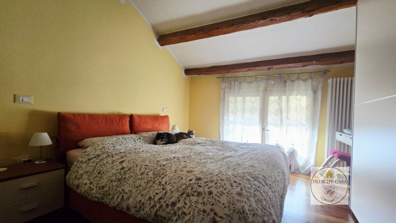 A pochi passi dal centro e situata in quartiere servito, proponiamo in vendita graziosa casetta a...