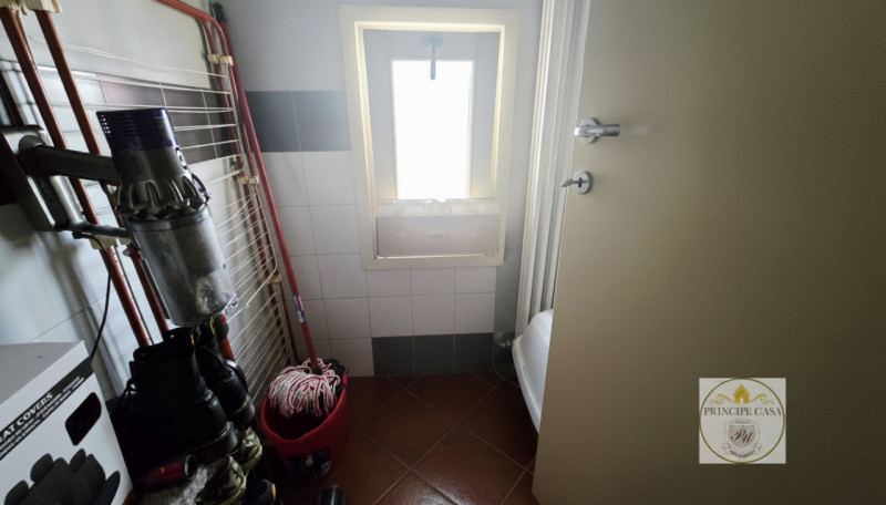 A pochi passi dal centro e situata in quartiere servito, proponiamo in vendita graziosa casetta a...