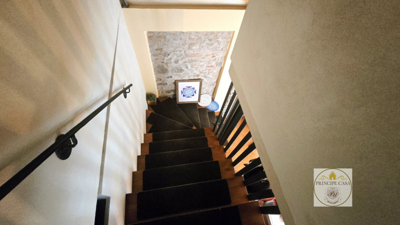 A pochi passi dal centro e situata in quartiere servito, proponiamo in vendita graziosa casetta a...