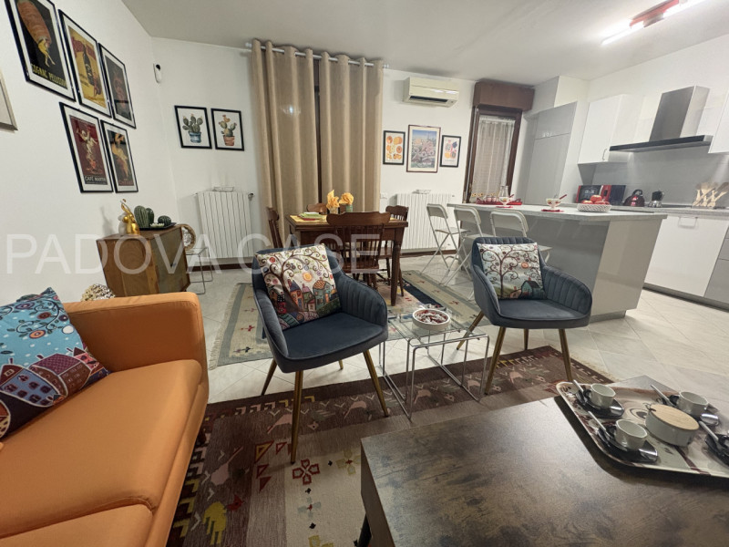 Scopri questo splendido appartamento situato nel cuore di Albignasego, un comune caratterizzato d...